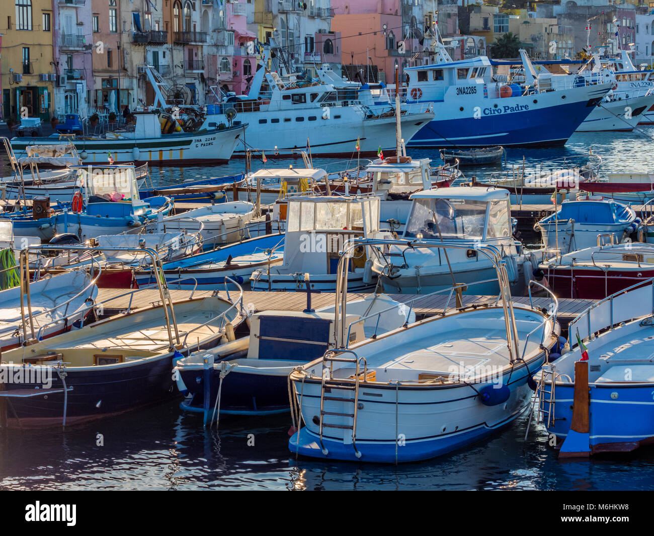 Ormeggiata barche da pesca sul isola di Procida, Italia Foto Stock