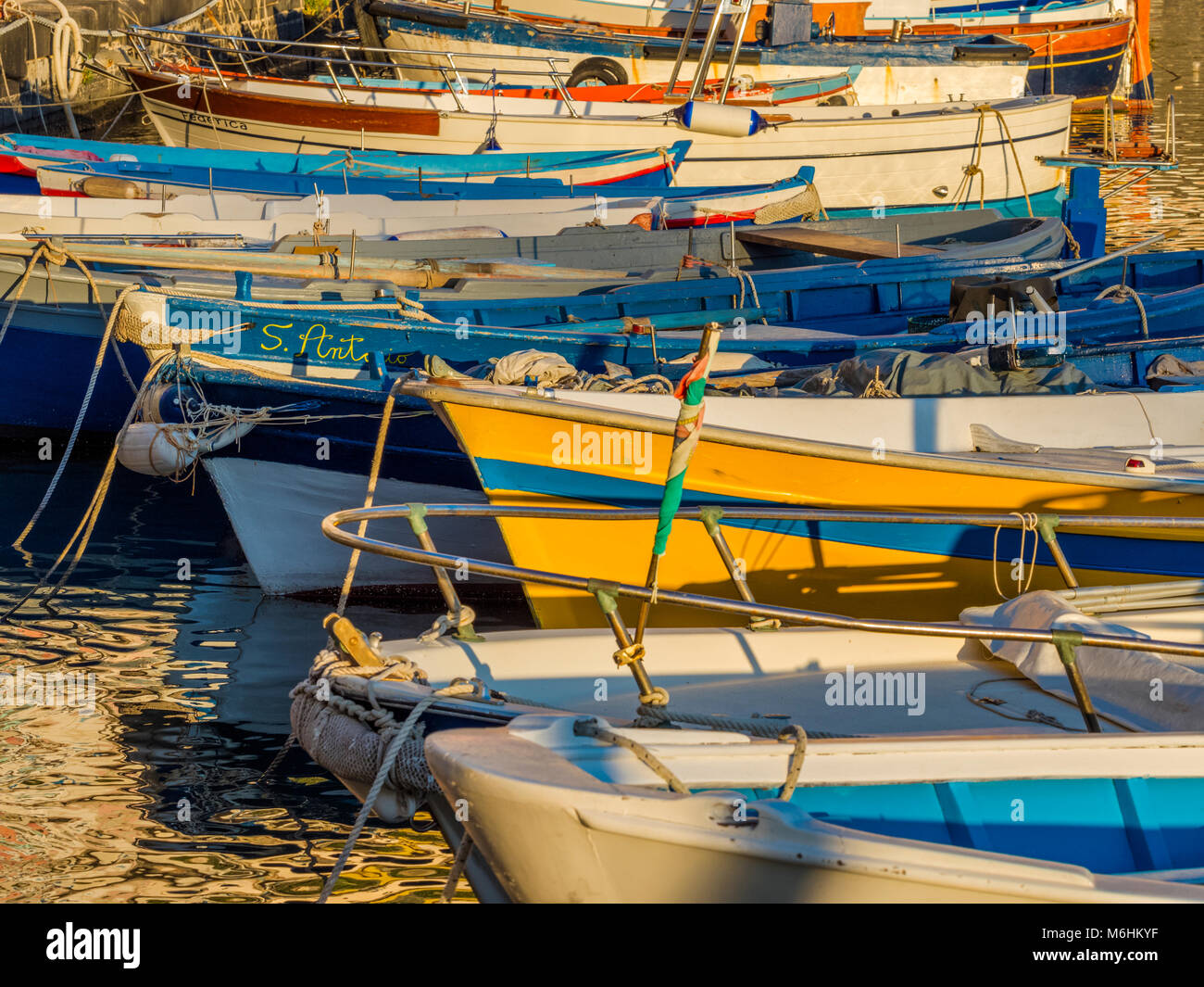 Ormeggiata barche da pesca sul isola di Procida, Italia Foto Stock