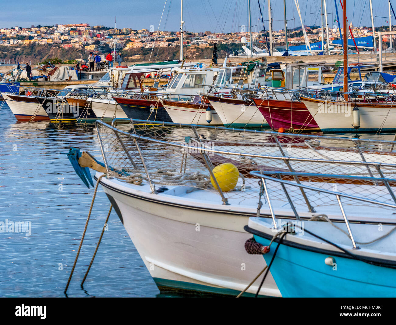 Ormeggiata barche da pesca sul isola di Procida, Italia Foto Stock