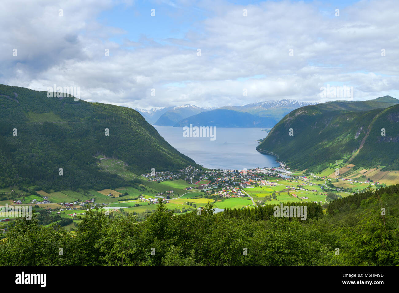 Panorama di montagna con la baia del villaggio di vik, Norvegia, Vik i Sogn al Sognefjorden dal di sopra Foto Stock