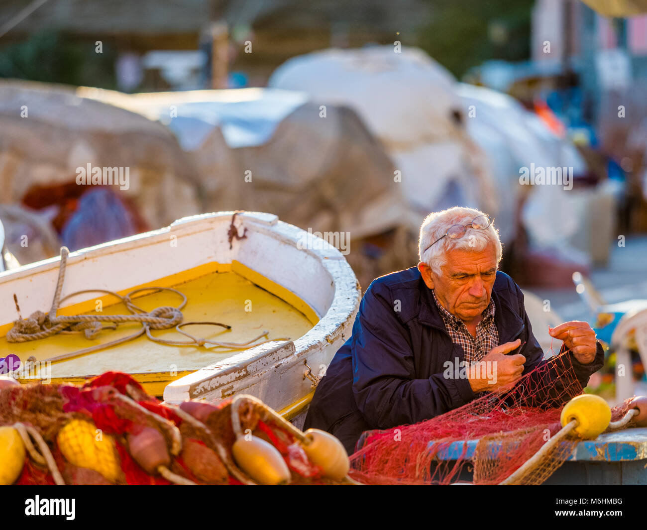 Rammendo delle reti da pesca sull isola di Procida, Italia Foto Stock