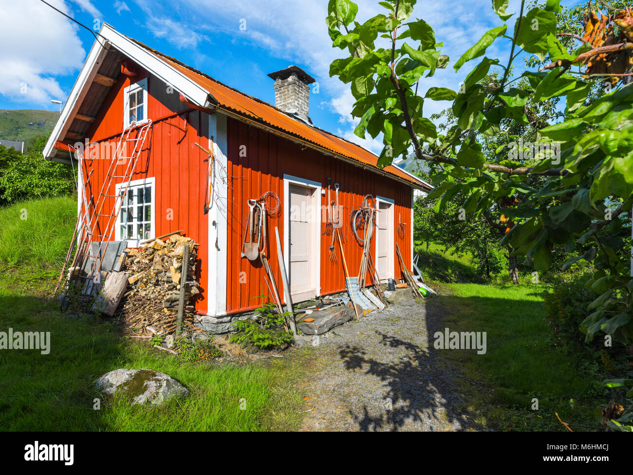 Tettoia rossa e alberi da frutto, Norvegia, orchard nel villaggio Balestrand, Esefjord, Sognefjord Foto Stock