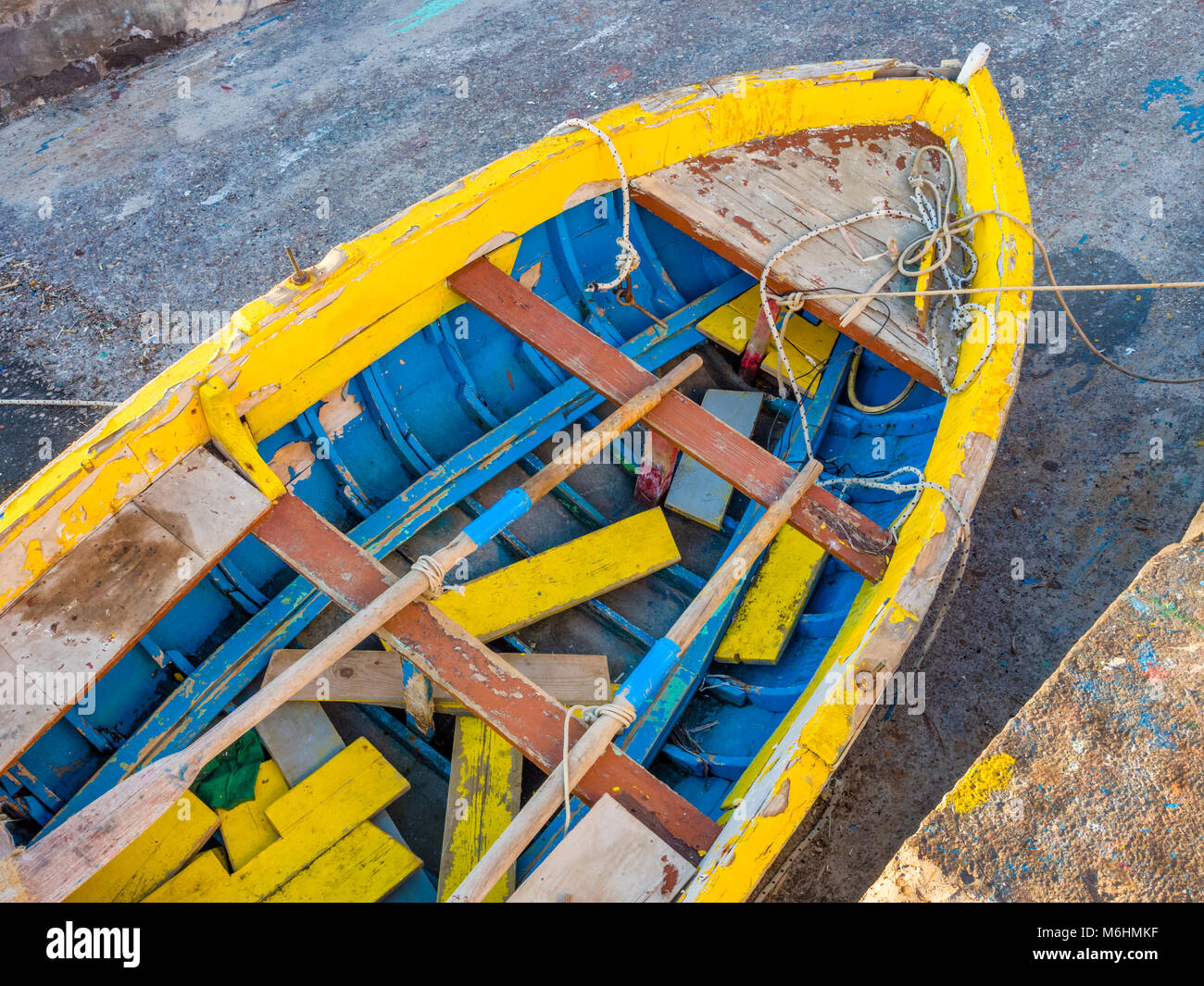 Ormeggiata barche da pesca sul isola di Procida, Italia Foto Stock