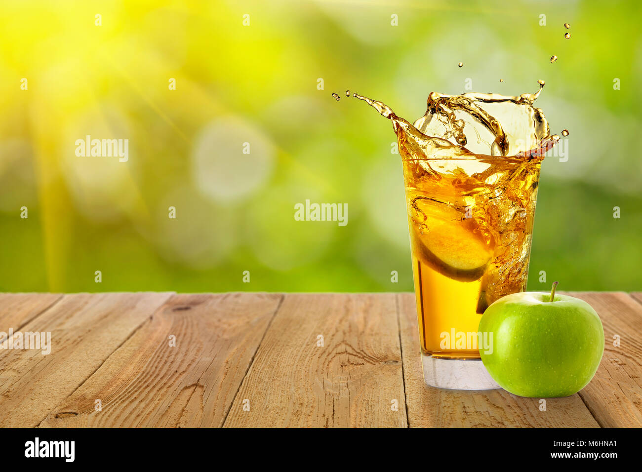 Il succo di mela in vetro su tavola Foto Stock