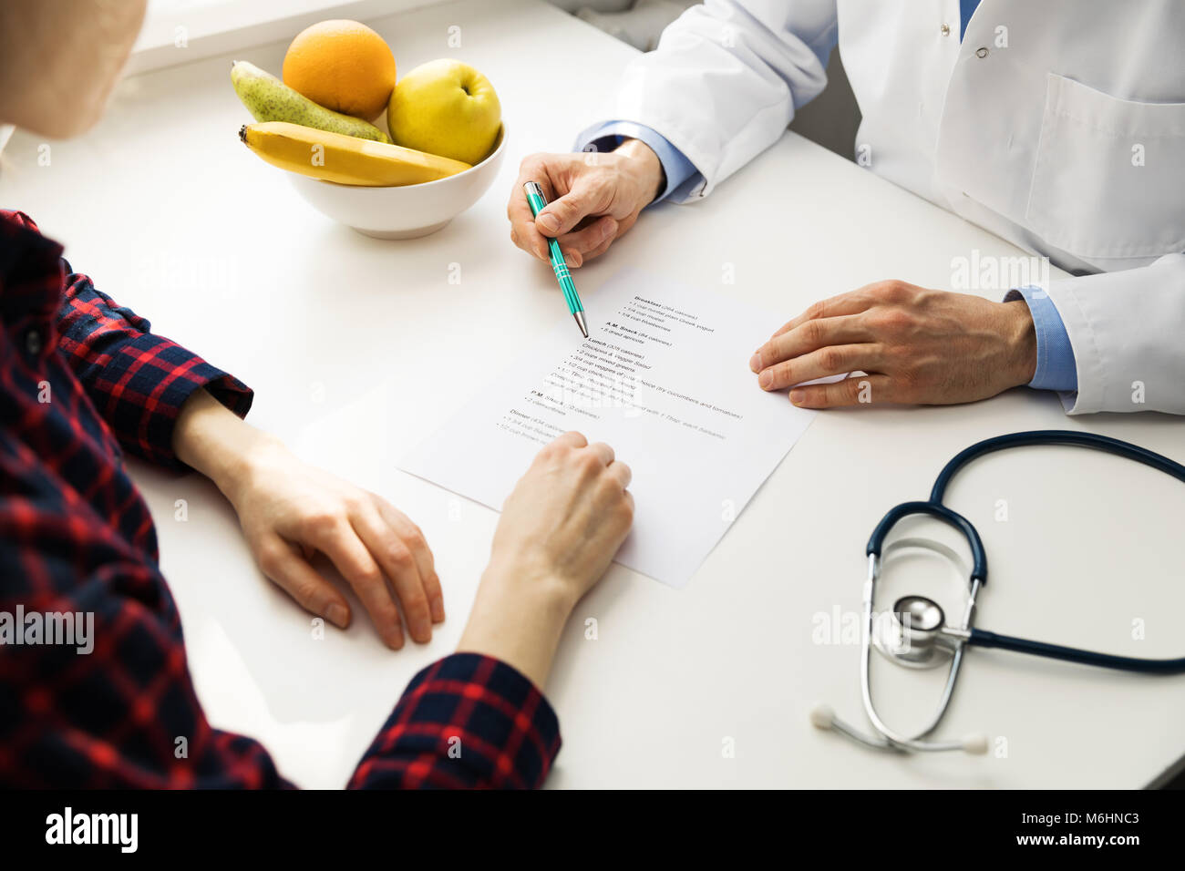 Dietista consultazione - medico e paziente per discutere il piano di dieta Foto Stock