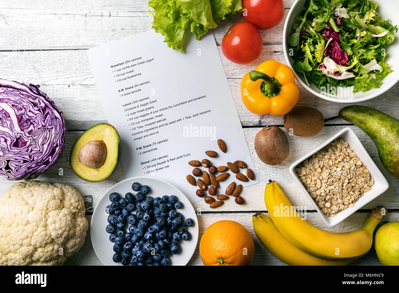 Dieta bilanciata piano con frutta e verdura fresche sul tavolo Foto Stock