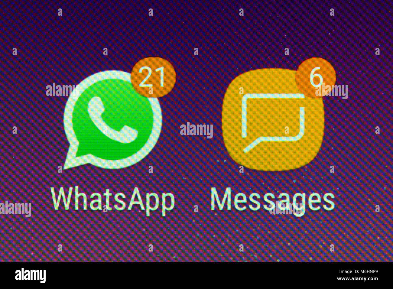 Il WhatsApp e il messaggio che mostra le icone delle notifiche su una schermata dello smartphone Foto Stock