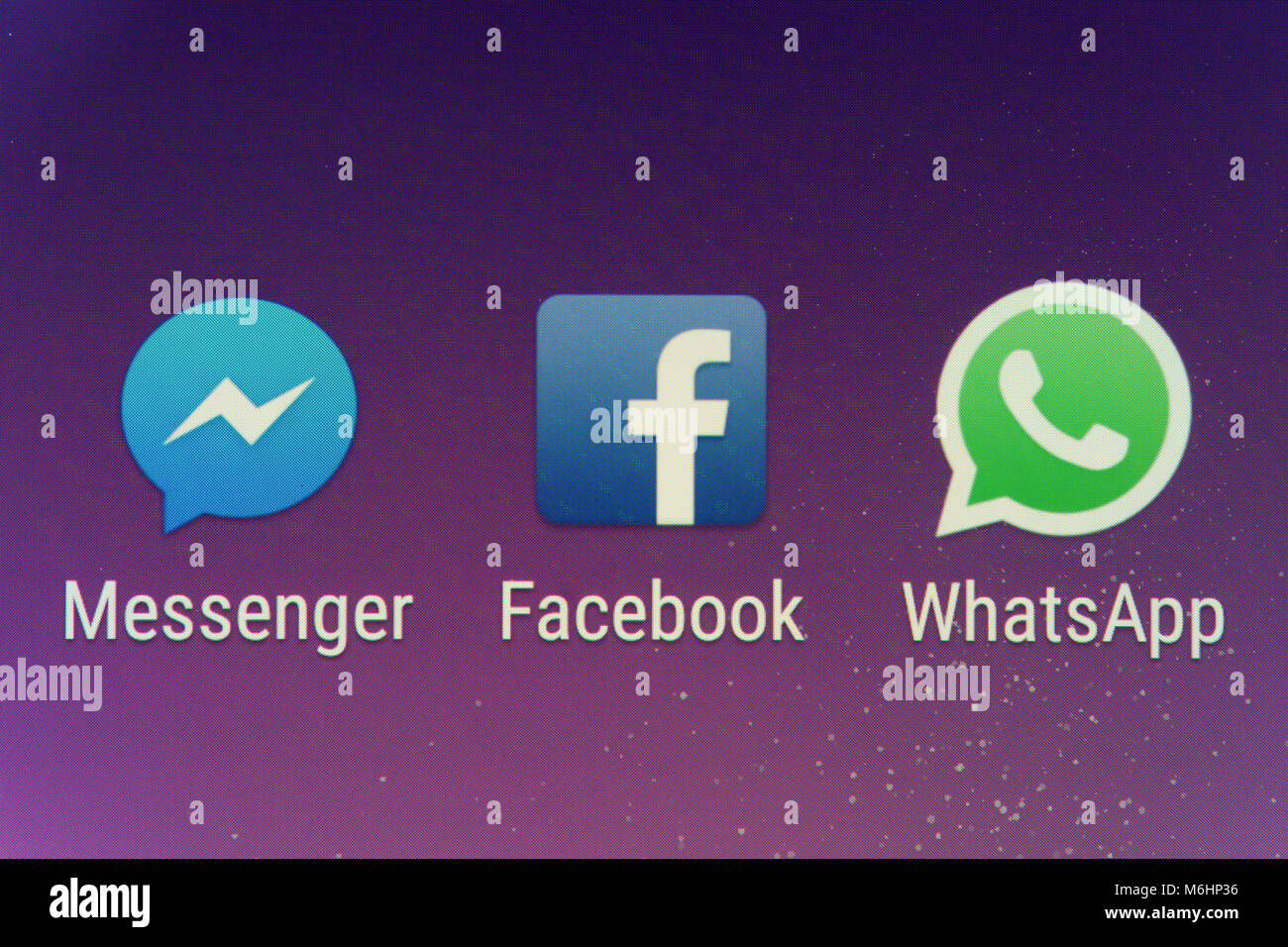 Un primo piano delle icone delle app Facebook, Messenger e WhatsApp sullo schermo di uno smartphone Foto Stock