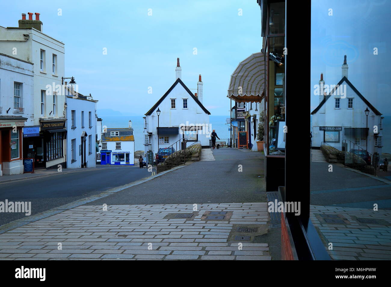 La mattina presto nella bellissima località balneare di Lyme Regis in Dorset su Jurassic Coast Foto Stock