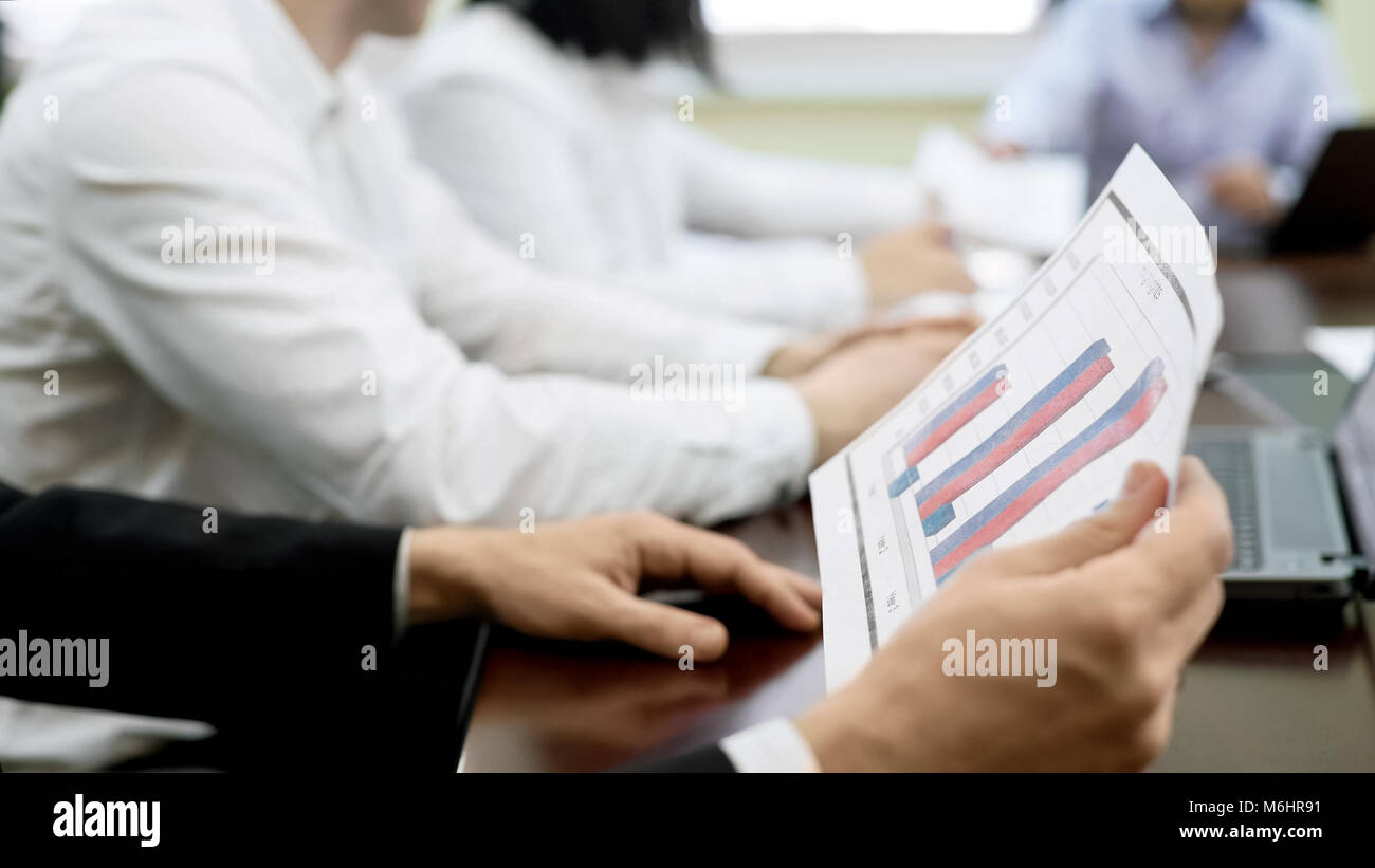 I lavoratori delle imprese a discutere i documenti dei report su tavola, business meeting in azienda Foto Stock