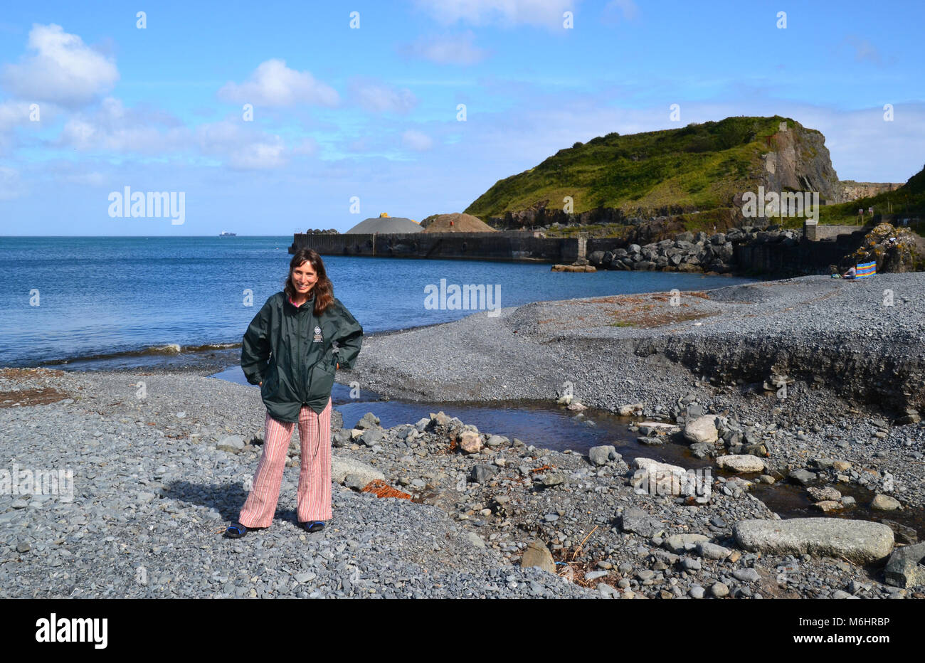 Lady in piedi su Porthallow Beach, vicino Helston, Cornwall, Inghilterra, Regno Unito Foto Stock