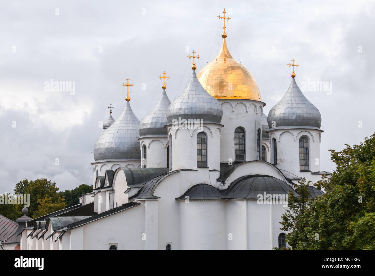 San Sophia Cattedrale sotto il cielo nuvoloso di Novgorod, Russia. Essa fu costruita nel 1045-1050 Foto Stock