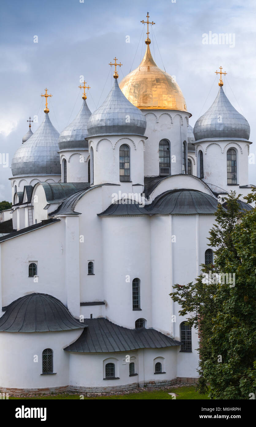 San Sophia Cattedrale sotto il blu cielo nuvoloso, Novgorod, Russia. Essa fu costruita nel 1045-1050 Foto Stock