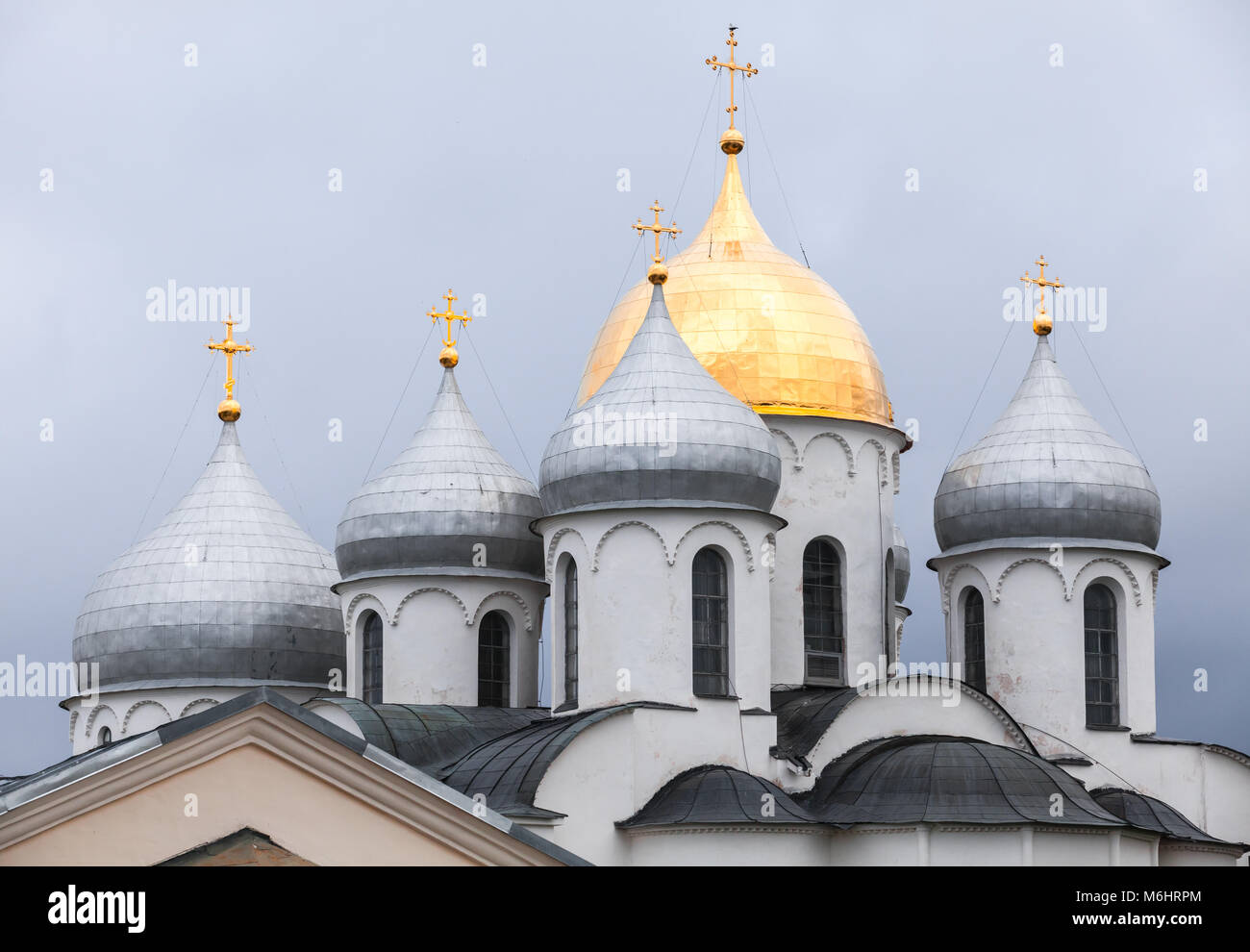 Saint Sophia cupole della cattedrale sotto il cielo nuvoloso, Veliky Novgorod, Russia. Essa fu costruita nel 1045-1050 Foto Stock