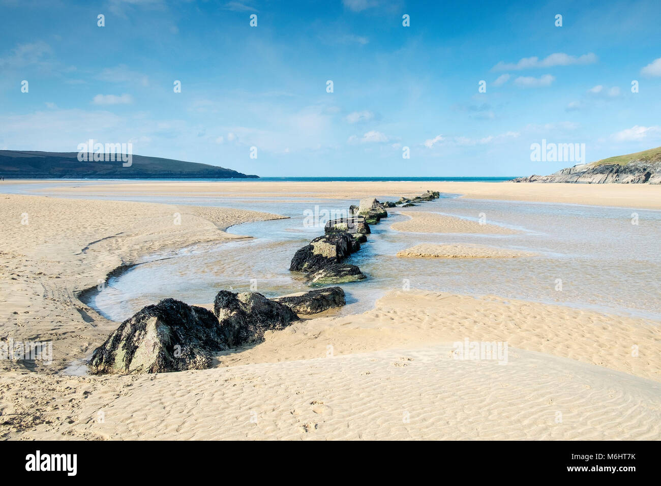 Il Gannel fiume che scorre attraverso la spiaggia di Crantock in Newquay Cornwall. Foto Stock