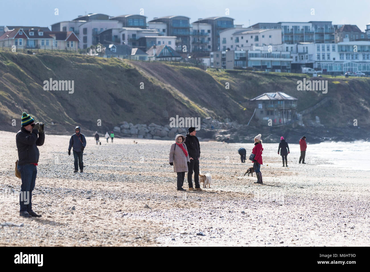 La gente che camminava sul Fistral Beach in un freddo giorno Newquay Cornwall. Foto Stock