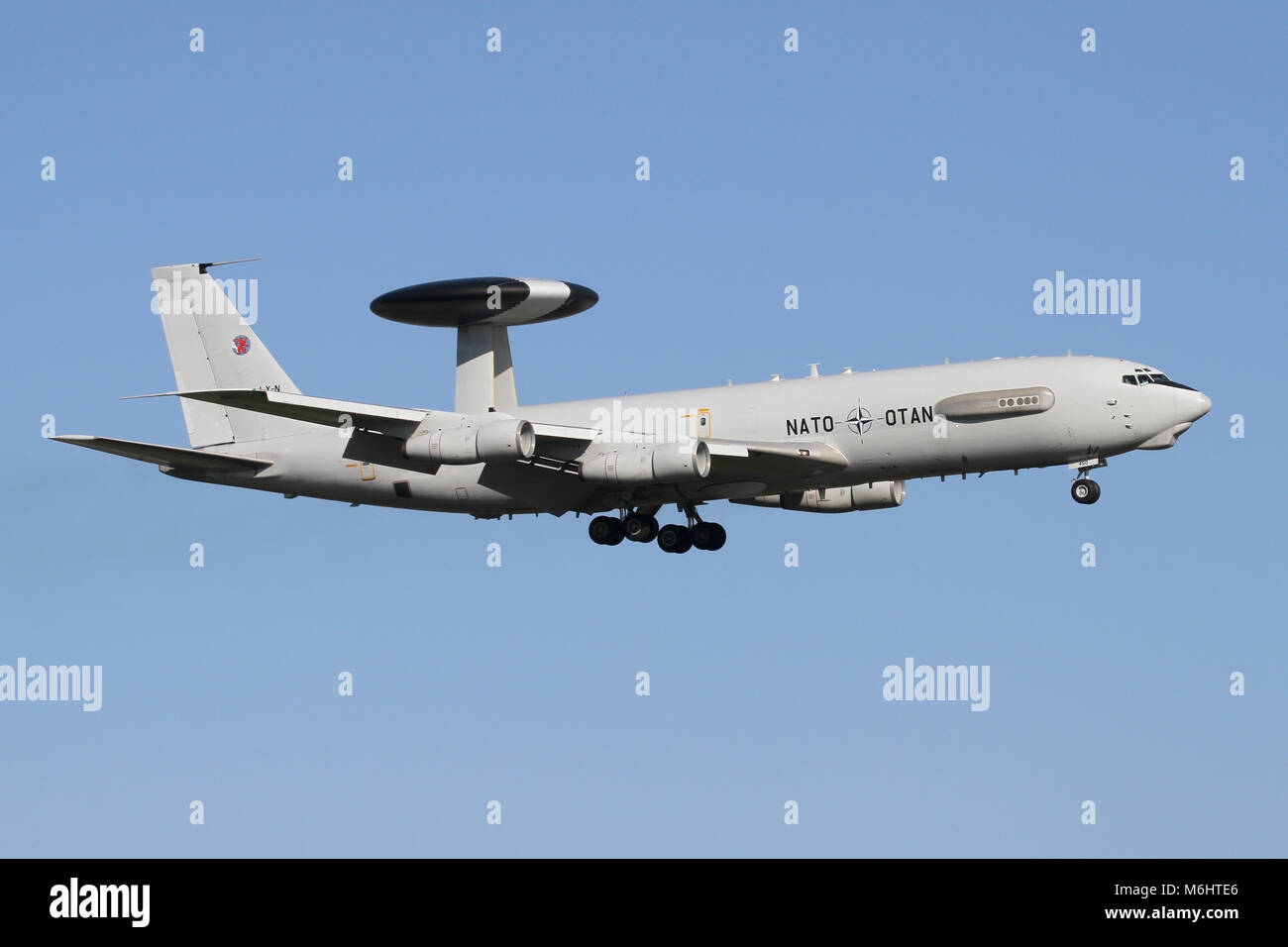 La NATO Boeing E-3A Sentry di Geilenkirchen, Germania sull approccio per RAF Mildenhall durante alcuni corsi di formazione del circuito. Foto Stock