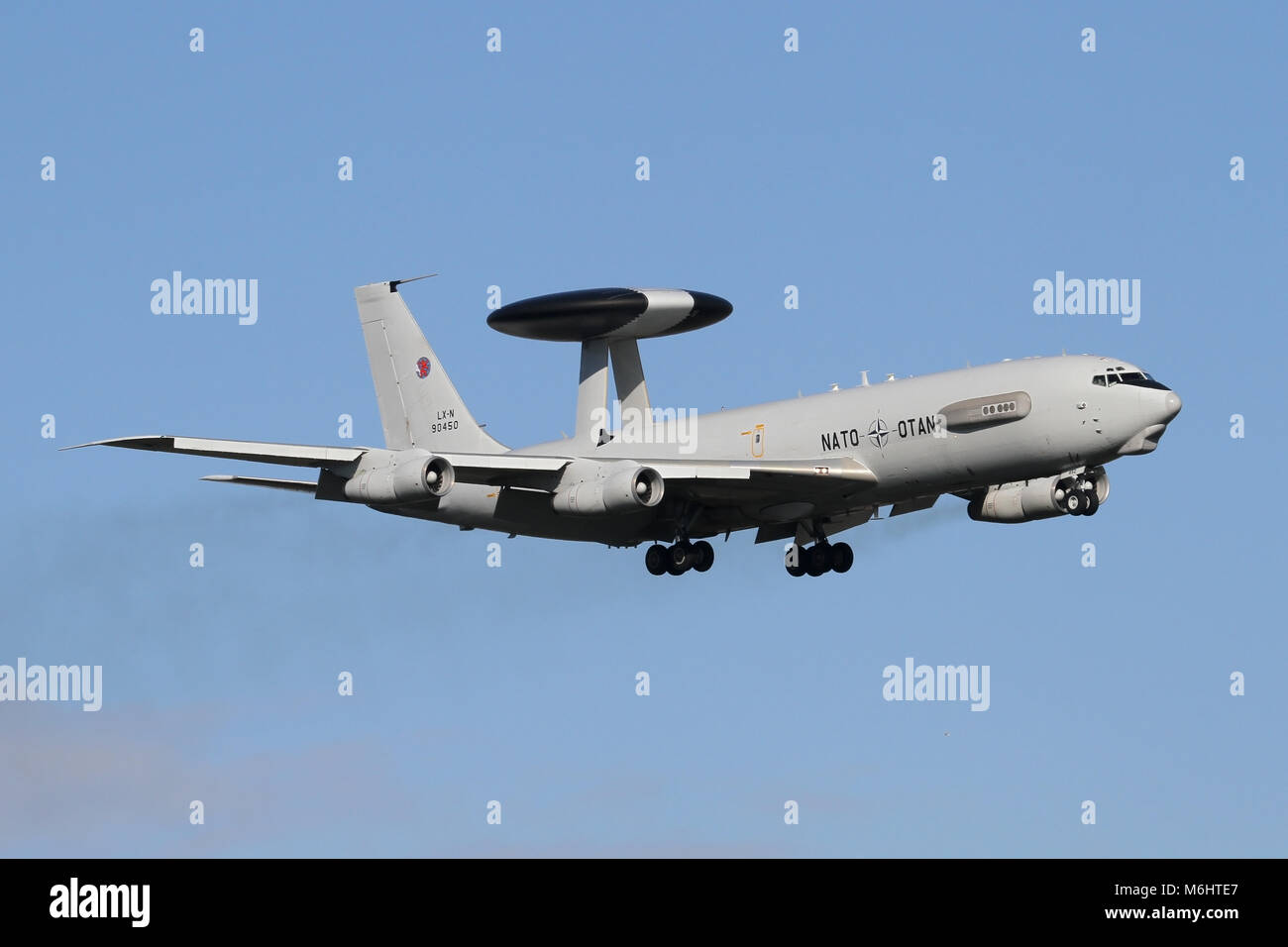 La NATO Boeing E-3A Sentry di Geilenkirchen, Germania sull approccio per RAF Mildenhall durante alcuni corsi di formazione del circuito. Foto Stock