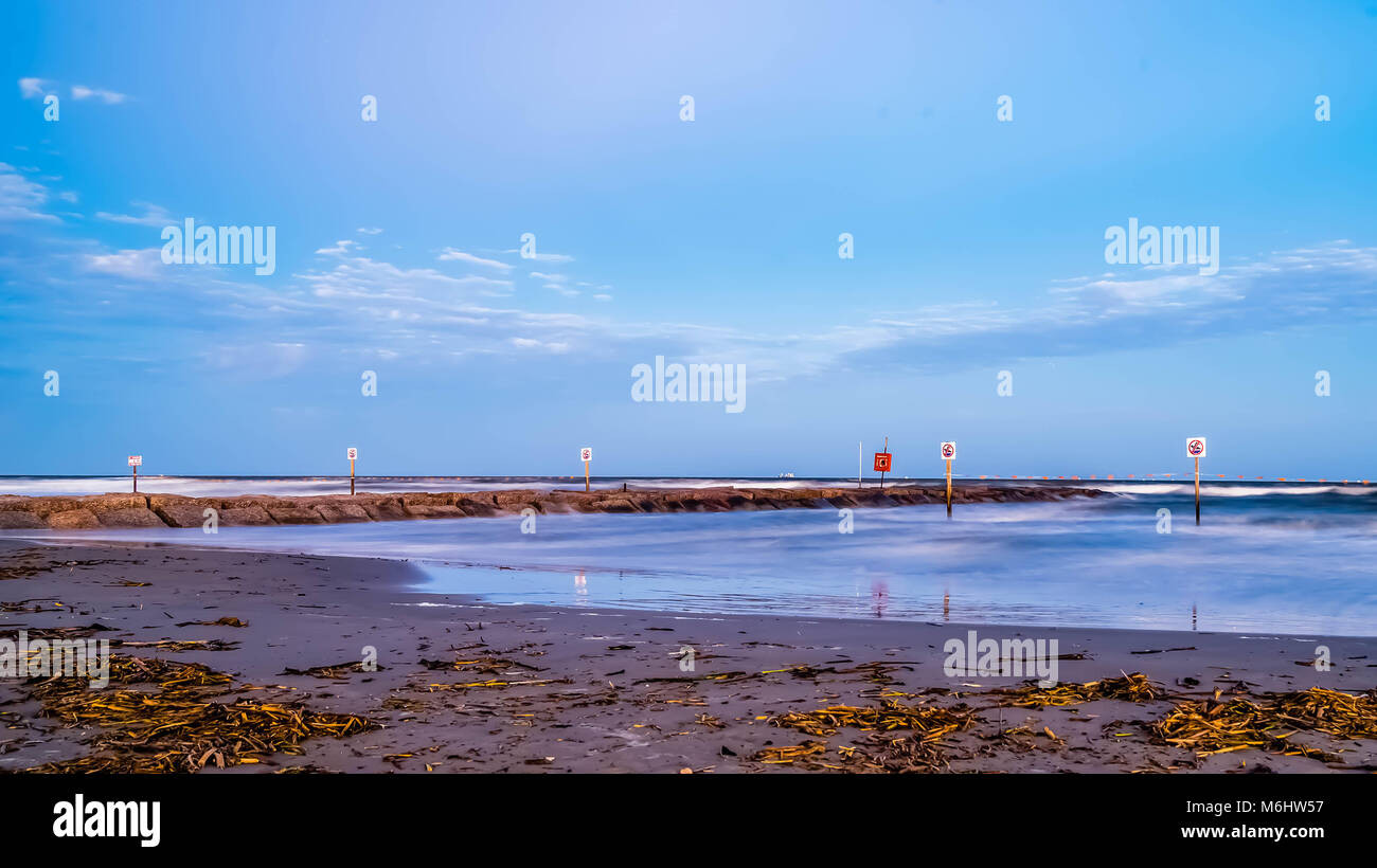 La bassa marea sulla spiaggia di Galveston. Foto Stock