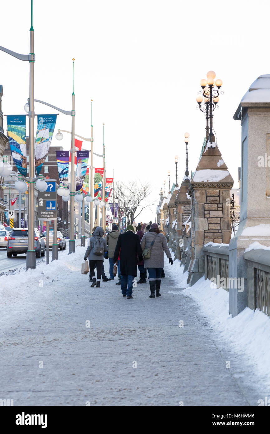 Ottawa, su / Canada - 16 dicembre 2017: la gente che camminava sul Wellington Street in un freddo giorno Foto Stock