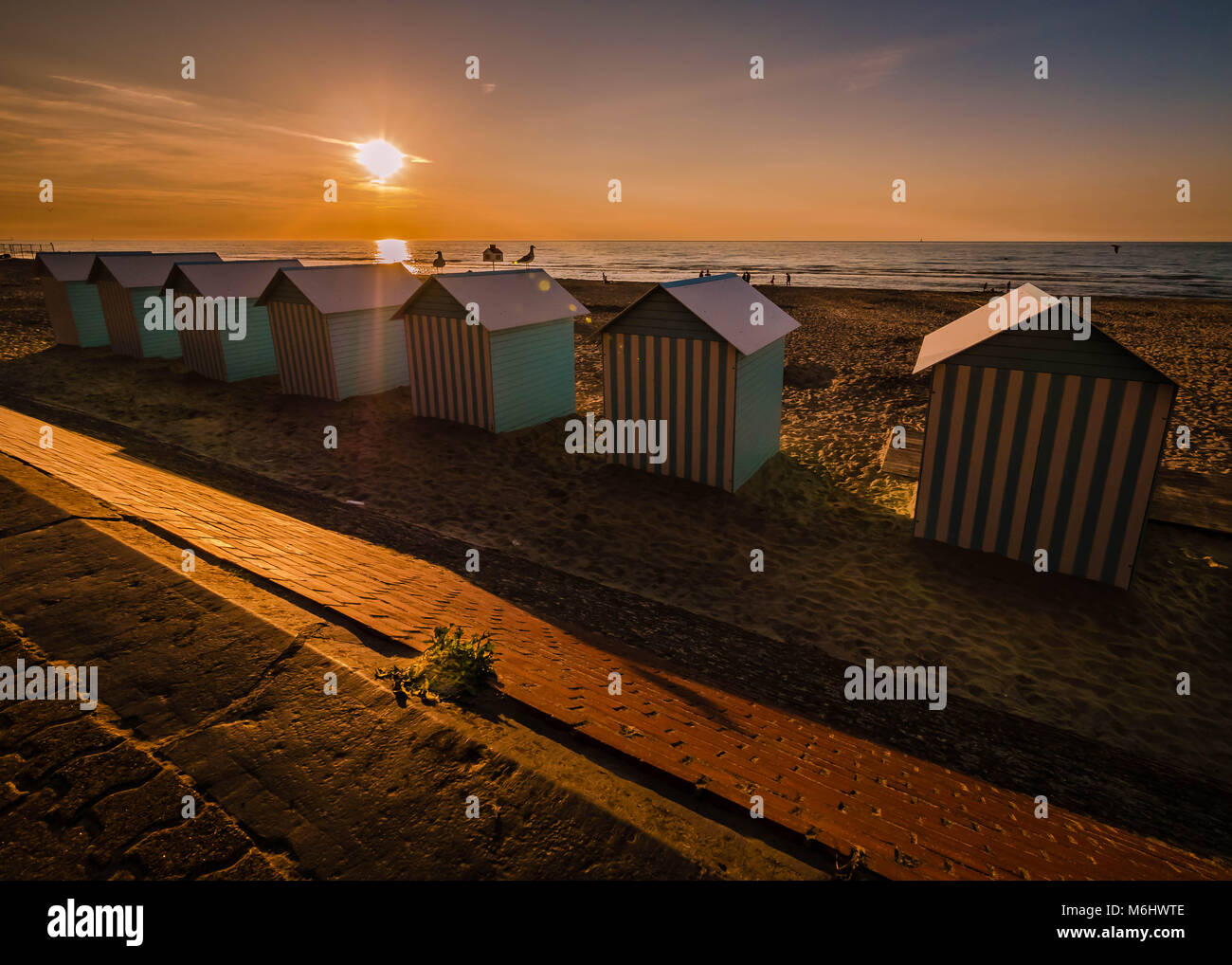 Cabine da spiaggia al tramonto Foto Stock