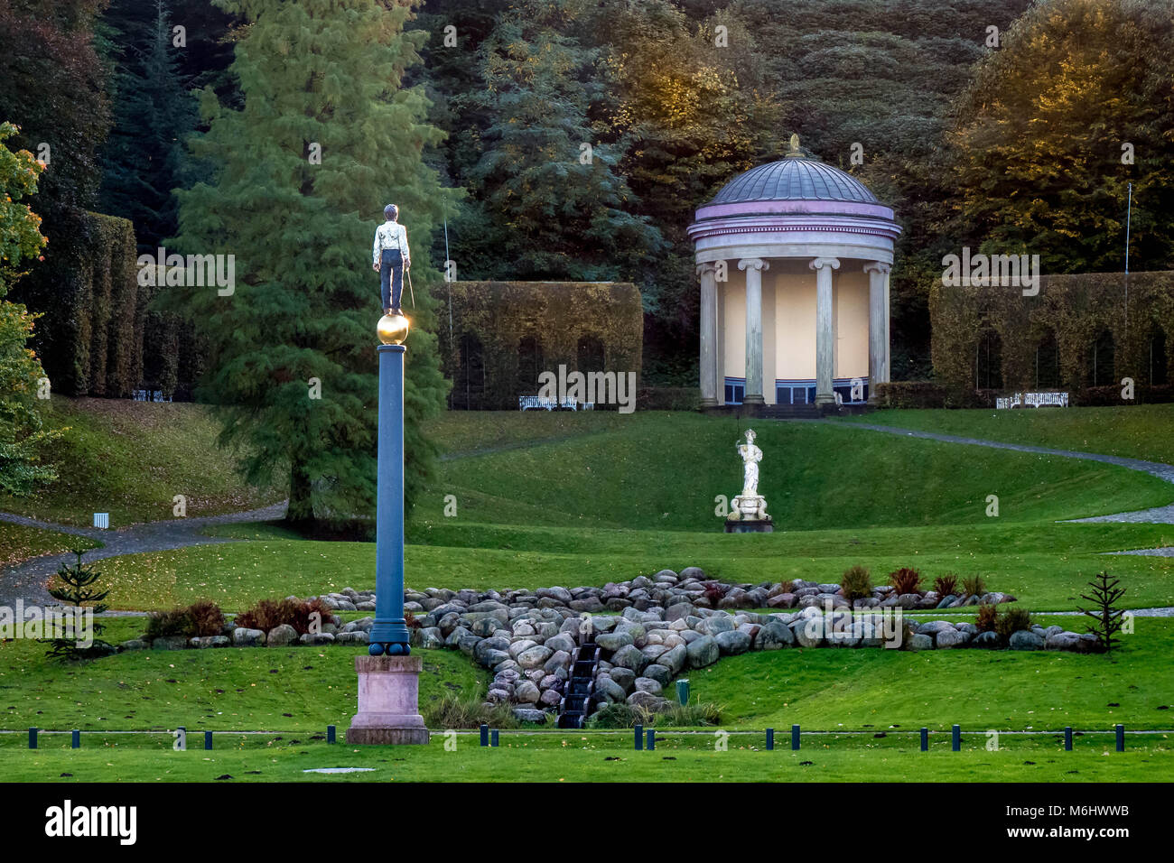 Vista del Pallas Athena statua al Moritzkanal a Kleve, Germania Foto Stock