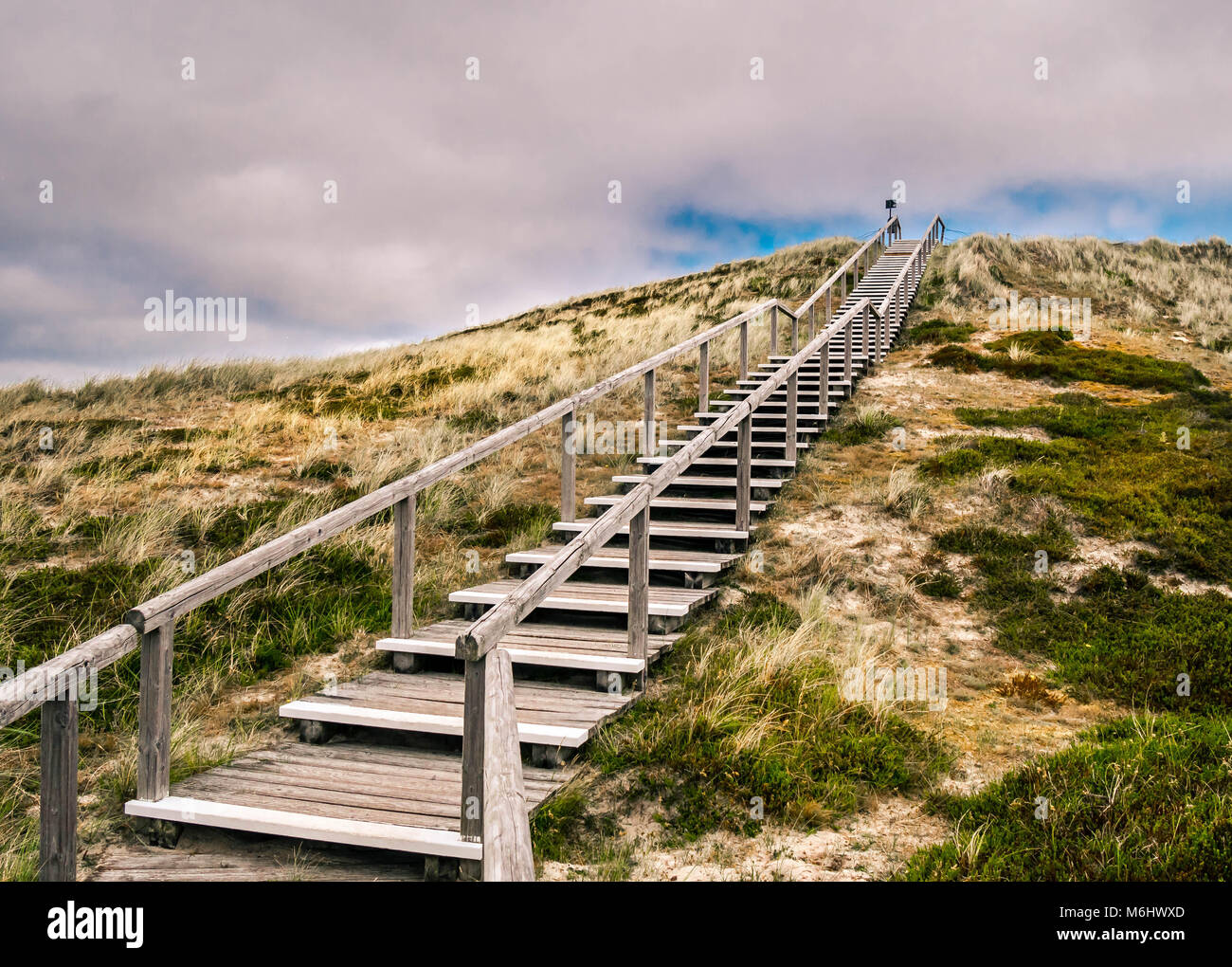 La passerella in legno in salita a una duna sull'isola di Sylt, Germania Foto Stock