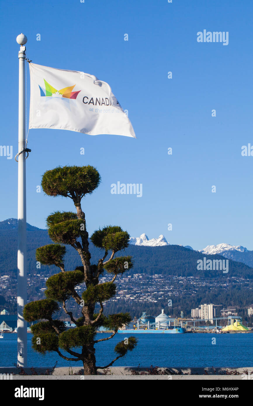 Canada Place bandiera contro la Snow capped North Shore Mountains di Vancouver Foto Stock