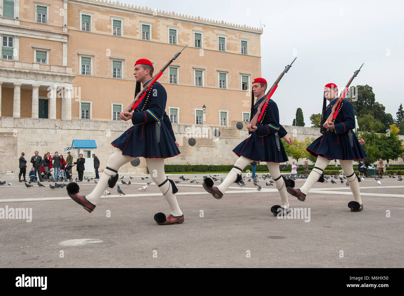 Evzones, greco guardie presidenziali marciando nella vita di tutti i giorni inverno uniforme cerimoniale davanti alla Casa del Parlamento, in Atene, Grecia. Foto Stock