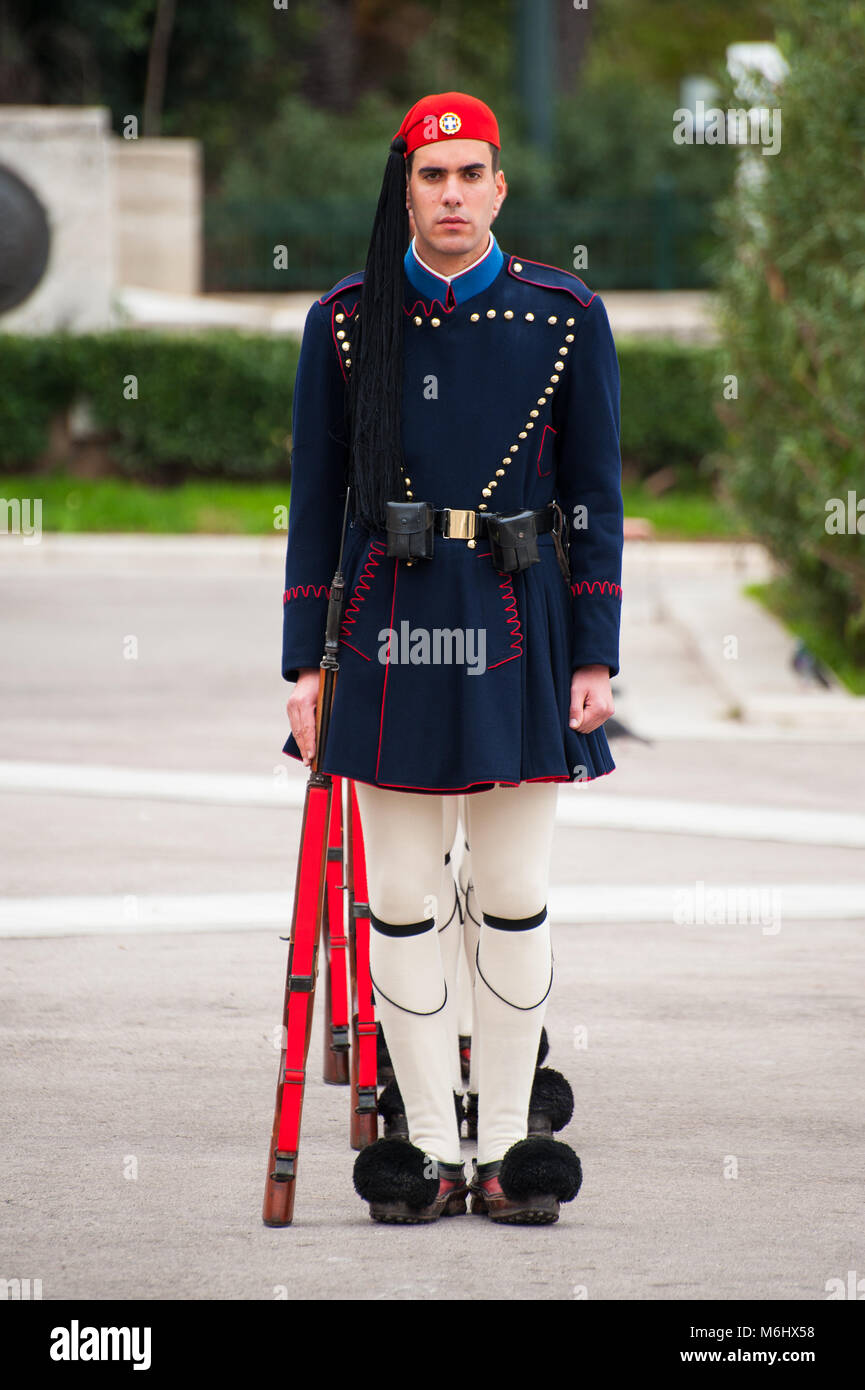 Evzones, greco guardie presidenziali marciando nella vita di tutti i giorni inverno uniforme cerimoniale davanti alla Casa del Parlamento, in Atene, Grecia. Foto Stock