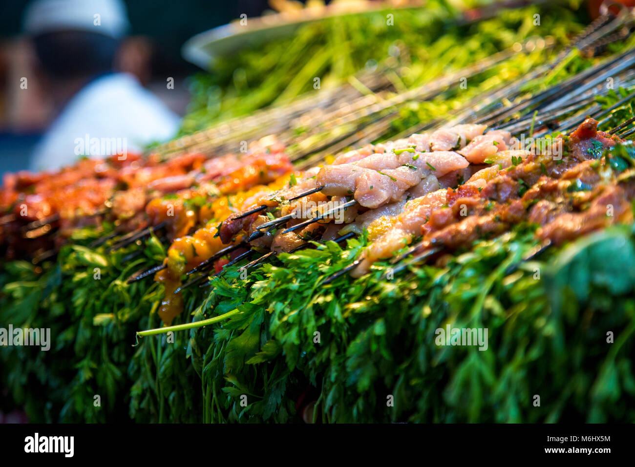 Carni fresche spiedini sulla visualizzazione in un cibo in stallo Jemaa El Fnaa mercato, Marrakech, Marocco Foto Stock