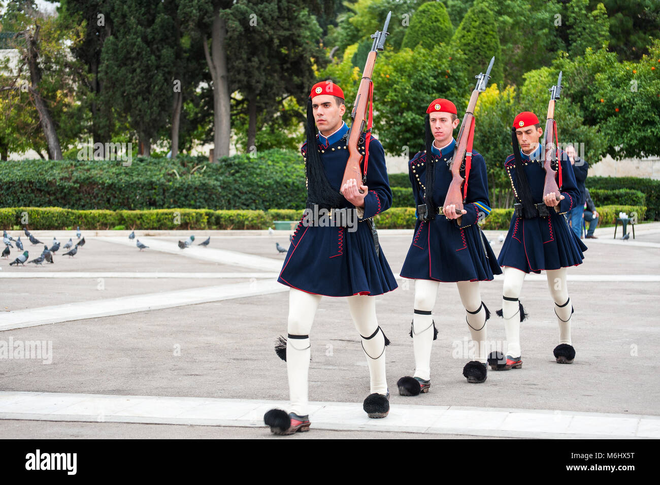 Evzones, greco guardie presidenziali marciando nella vita di tutti i giorni inverno uniforme cerimoniale davanti alla Casa del Parlamento, in Atene, Grecia. Foto Stock