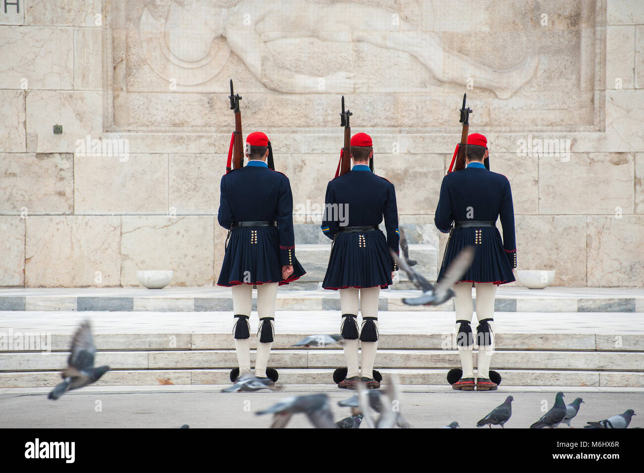 Evzones, greco guardie presidenziali marciando nella vita di tutti i giorni inverno uniforme cerimoniale davanti alla Casa del Parlamento, in Atene, Grecia. Foto Stock