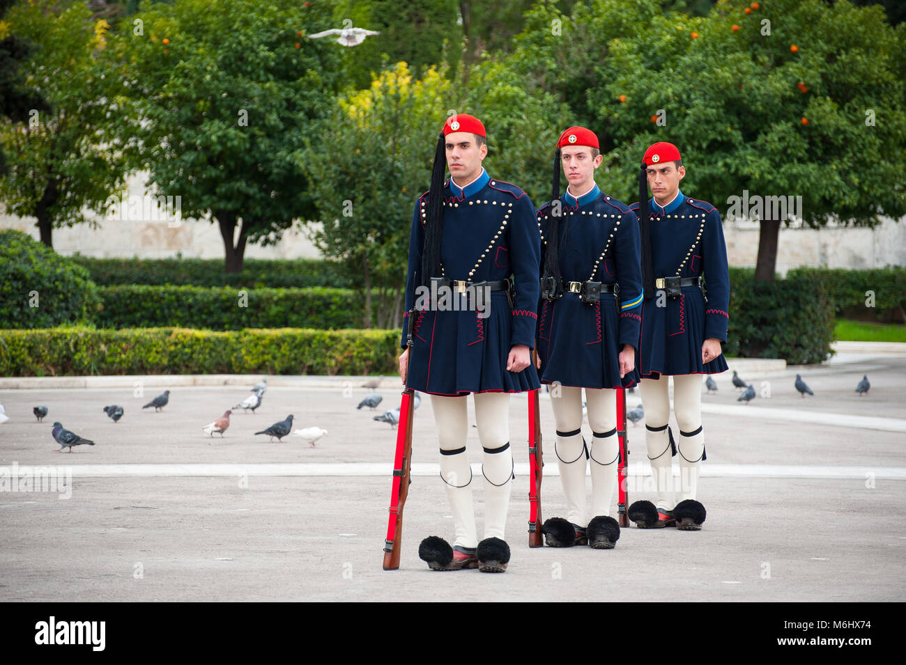 Evzones, greco guardie presidenziali marciando nella vita di tutti i giorni inverno uniforme cerimoniale davanti alla Casa del Parlamento, in Atene, Grecia. Foto Stock