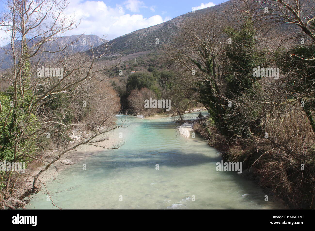 Fiume acheronte dal ponte del villaggio Polistafilo in Preveza, Grecia Foto Stock