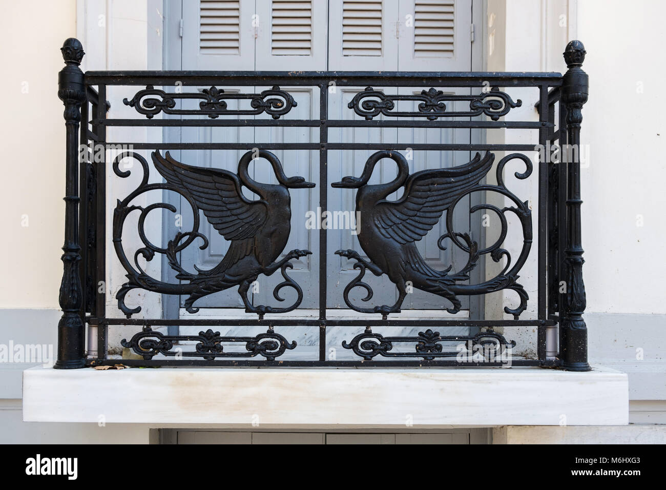 Ghisa balcone. Architettura neoclassica nel quartiere di Plaka, Atene, Grecia Foto Stock