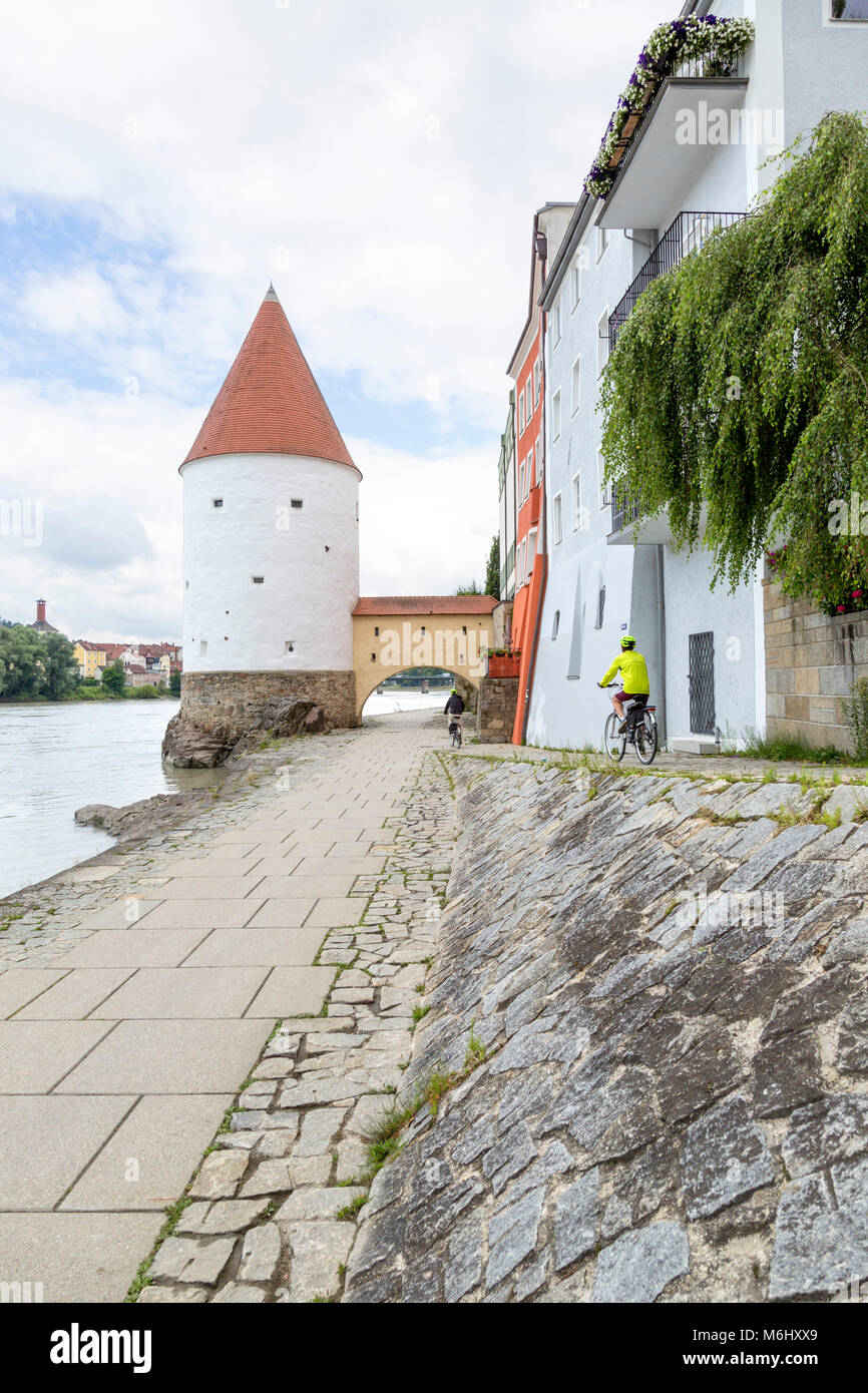 Popolare la mountain bike e il percorso pedonale lungo il fiume Danubio in Passau, Germania. Foto Stock