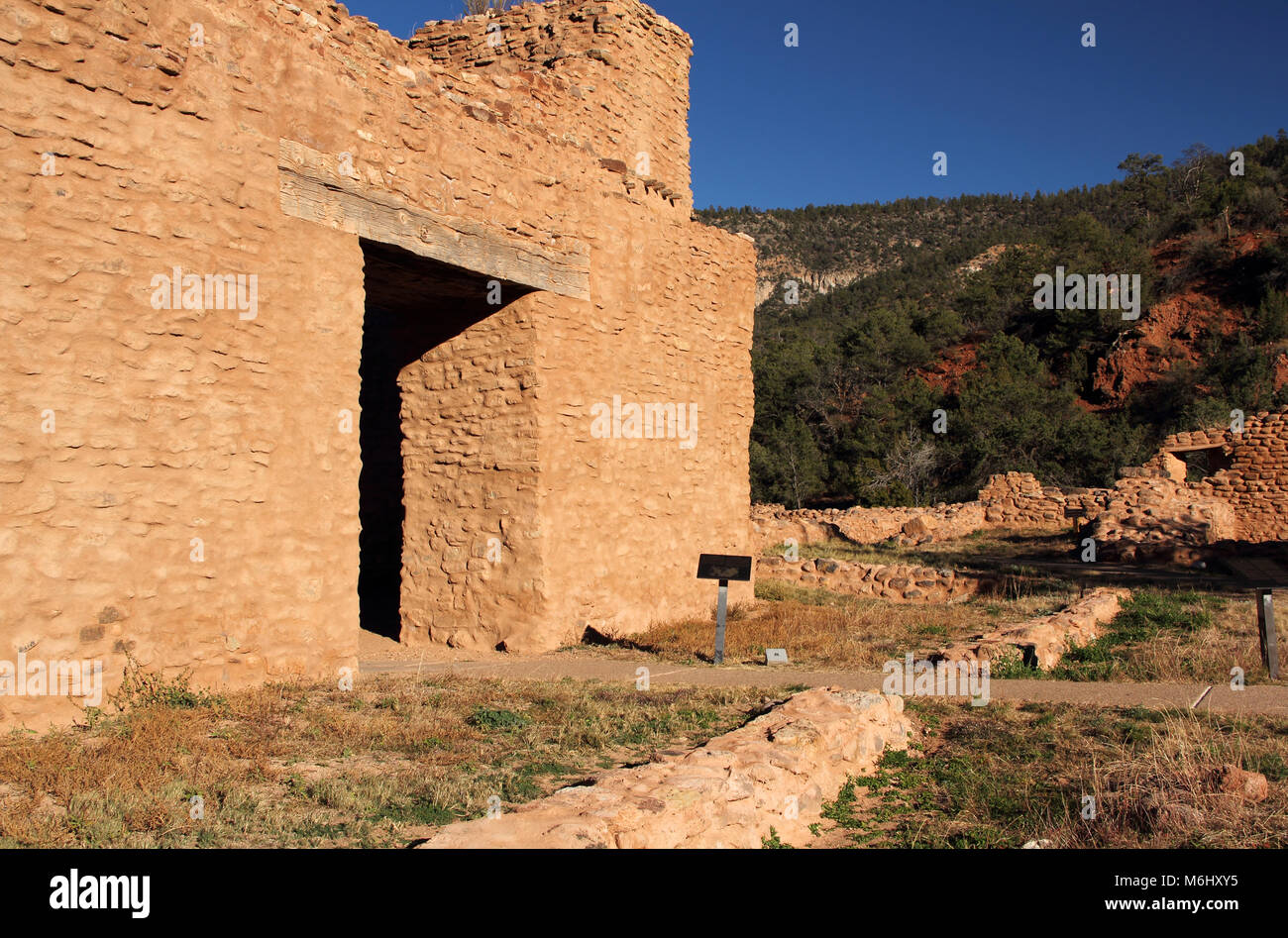 Antichi Pueblo e stile coloniale spagnolo le rovine di Jemez Historic Site, sud-ovest americano, Nuovo Messico Foto Stock