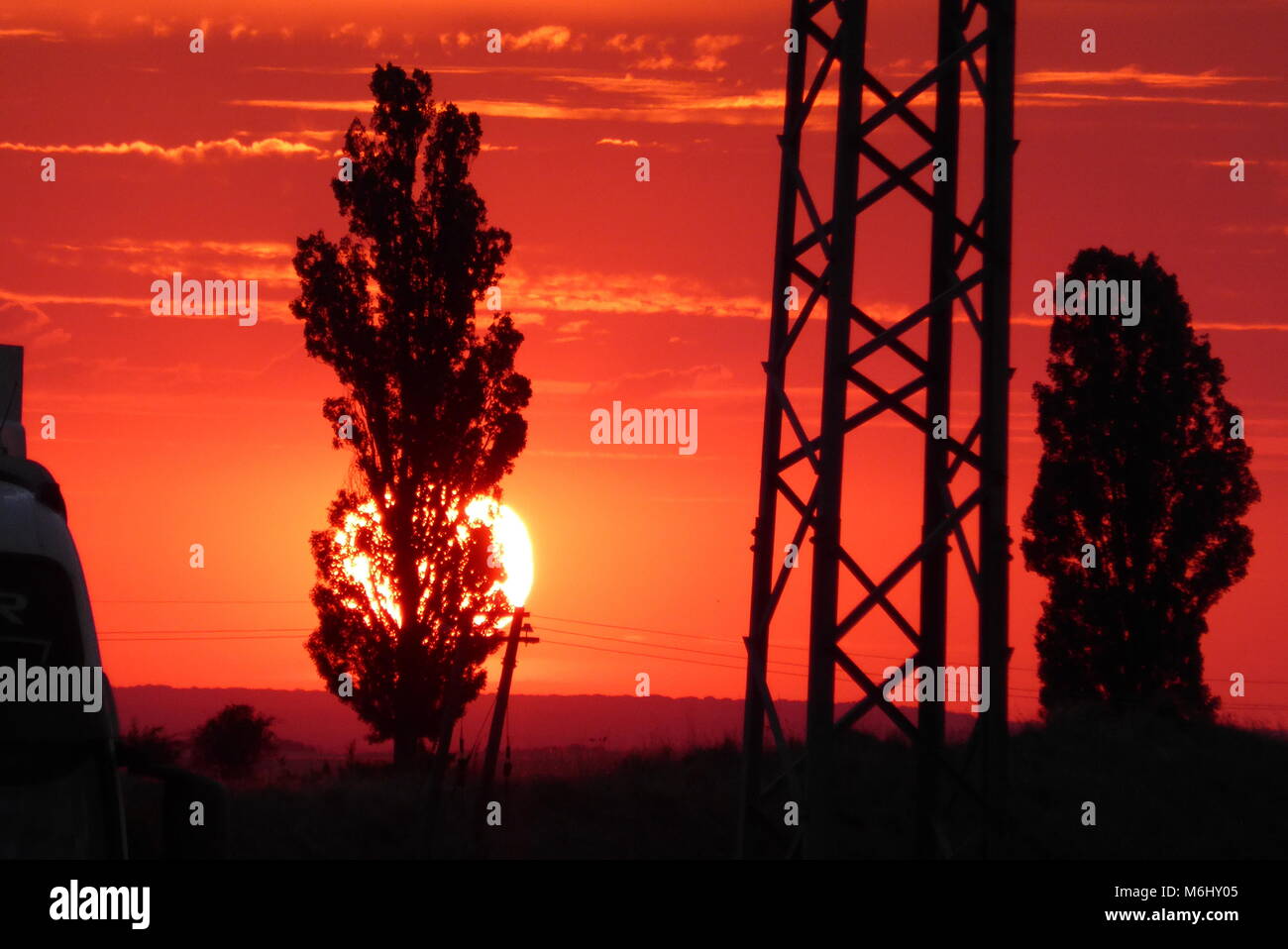 Tramonto rosso sull'autostrada, Spagna Foto Stock