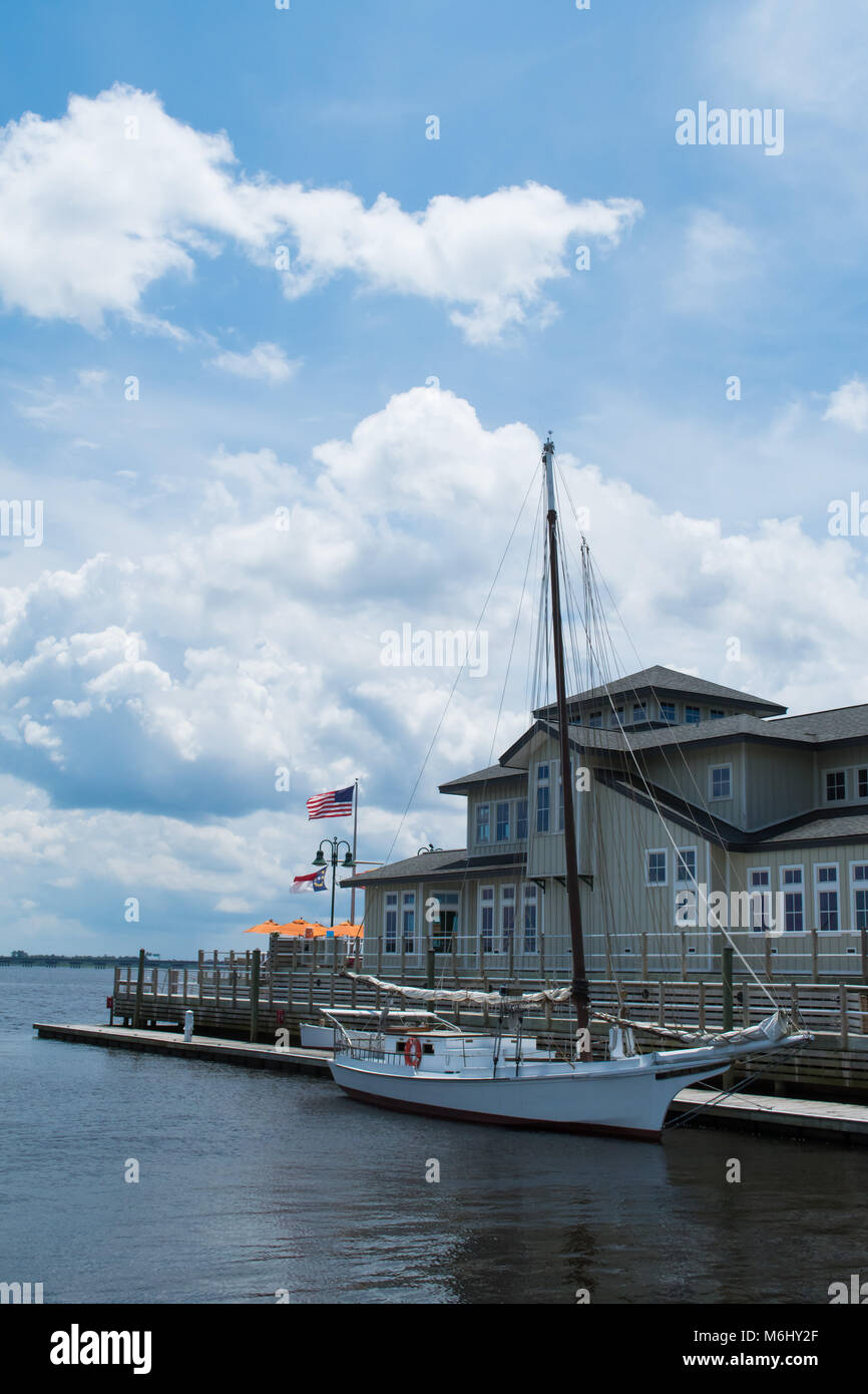 Barca a vela sul fiume Nuese in New Bern North Carolina. Vita in barca, godere il viaggio sotto il grande blu cielo punteggiato da nuvole bianche. Rilassante. Foto Stock