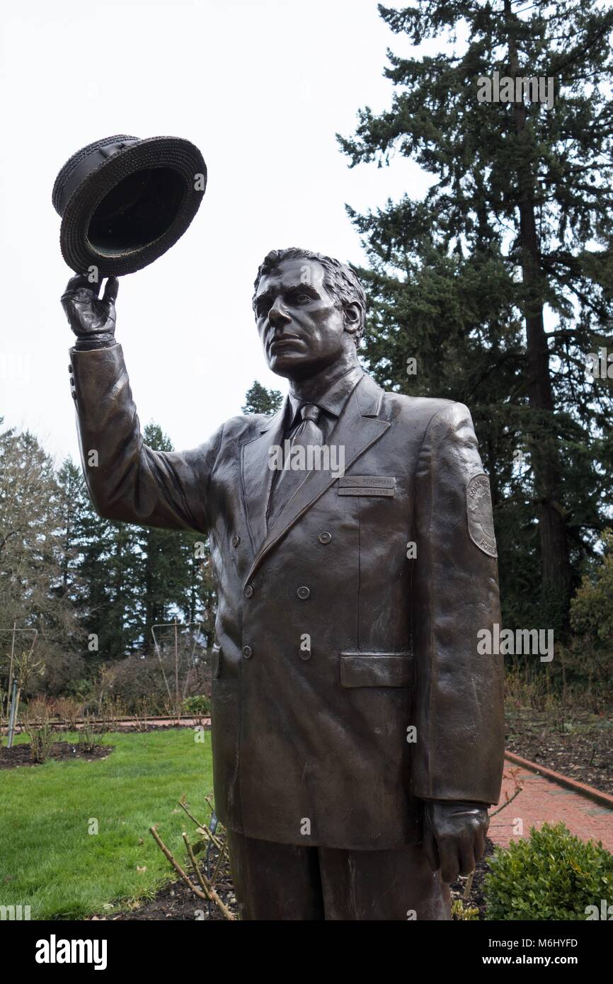 Una statua in onore del Royal Rosarians, presso l'International Rose Test Garden a Portland, Oregon, Stati Uniti d'America. Foto Stock