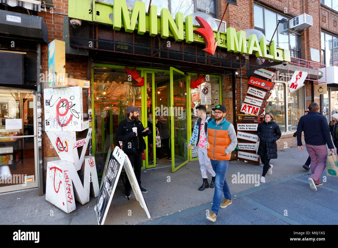 Il mini centro commerciale nel quartiere di Williamsburg di Brooklyn. Un mercato unico dotato di manufatti artigianali e regali. 218 Bedford Ave, Brooklyn, New York. Foto Stock