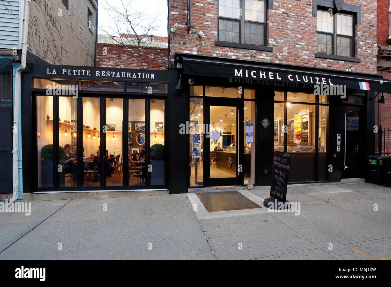 Chocolat Michel Cluizel, 279 Bedford Ave, Brooklyn, New York. esterno alla vetrina di un francese il negozio di cioccolato nel quartiere di Williamsburg. Foto Stock