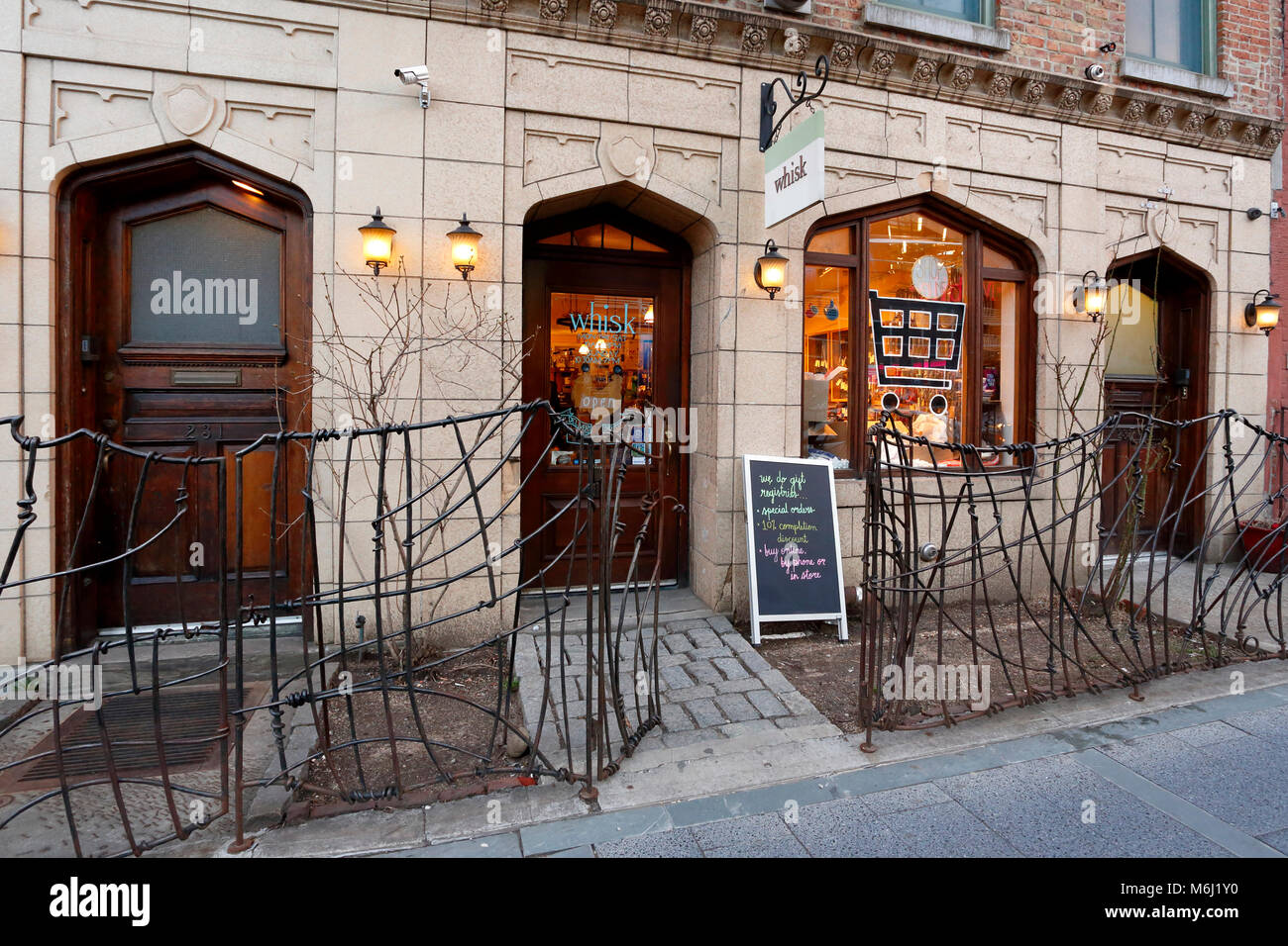 Whisk, 231 Bedford Ave, New York, New York. Il negozio esterno di un buon negozio nel quartiere di Williamsburg. Foto Stock
