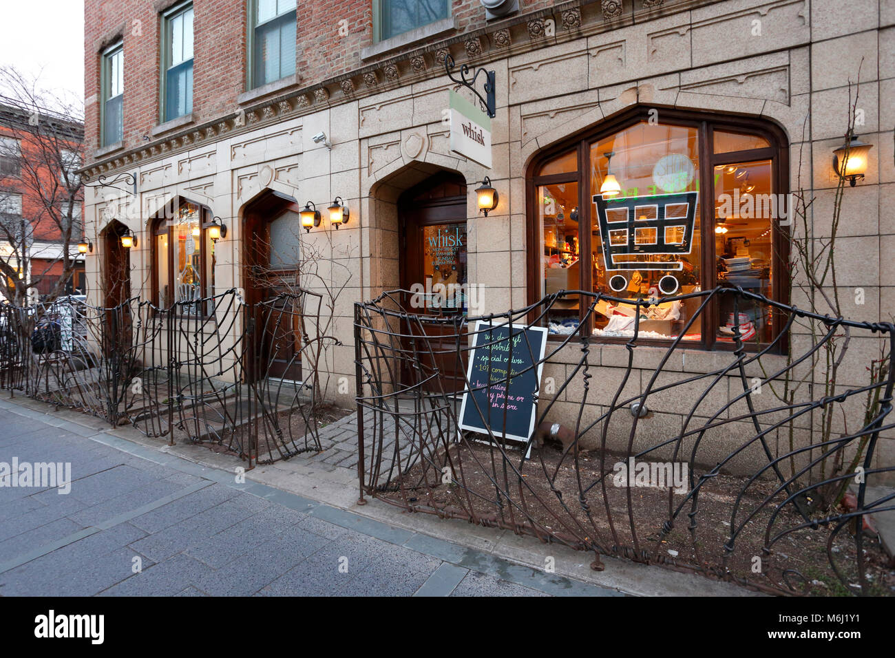 Whisk, 231 Bedford Ave, New York, New York. Il negozio esterno di un buon negozio nel quartiere di Williamsburg. Foto Stock