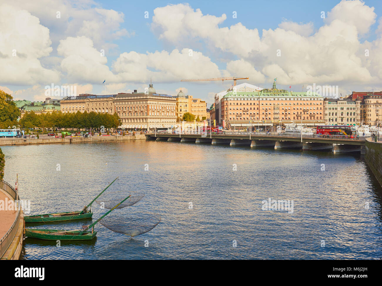 Vista da Helgeandsholmen verso Strombron (Stream ponte), e il Grand Hotel, Stoccolma, Svezia, in Scandinavia. Foto Stock