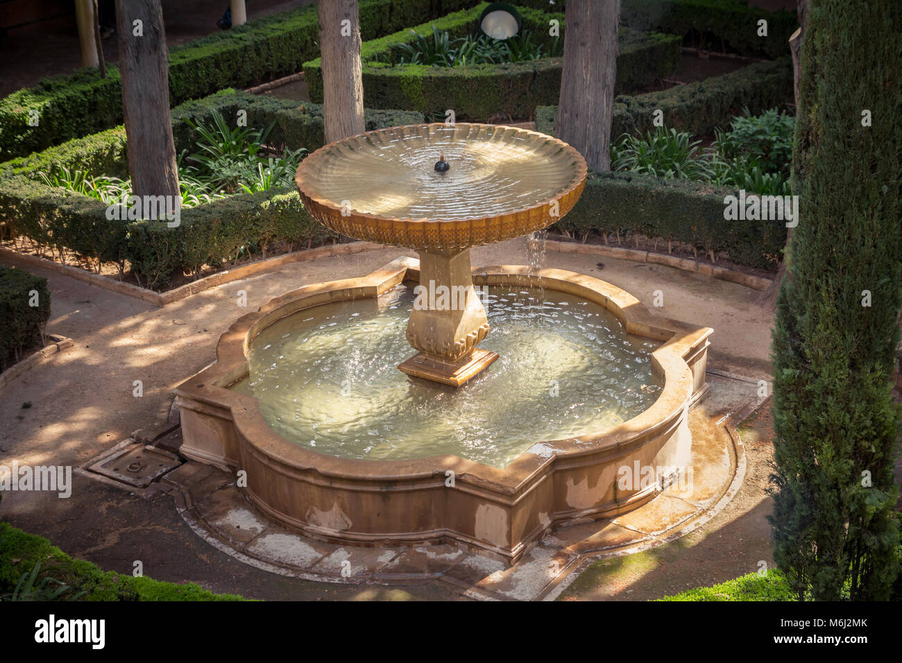 Oriental fontana nel giardino Foto Stock