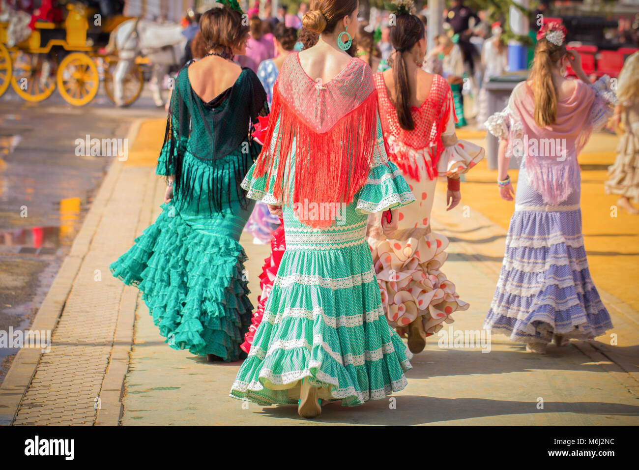 Siviglia, Spagna - Aprile 2014: le donne indossano costumi tradizionali a Siviglia fiera di aprile su Aprile,2014 a Siviglia, Spagna Foto Stock