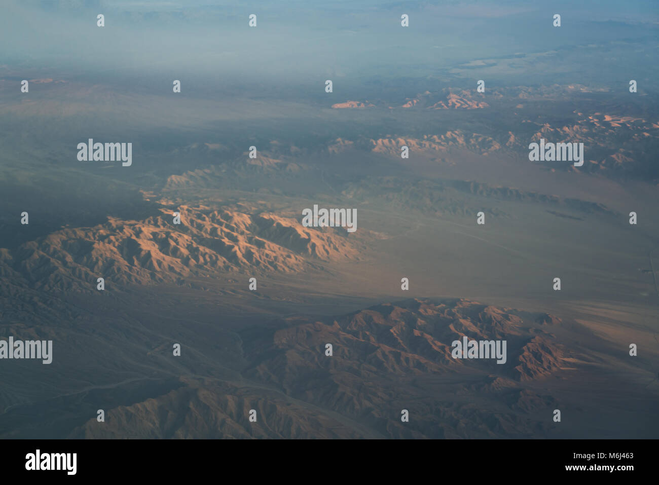 Vista dall'aereo durante il volo sulle montagne della California in sunset Foto Stock