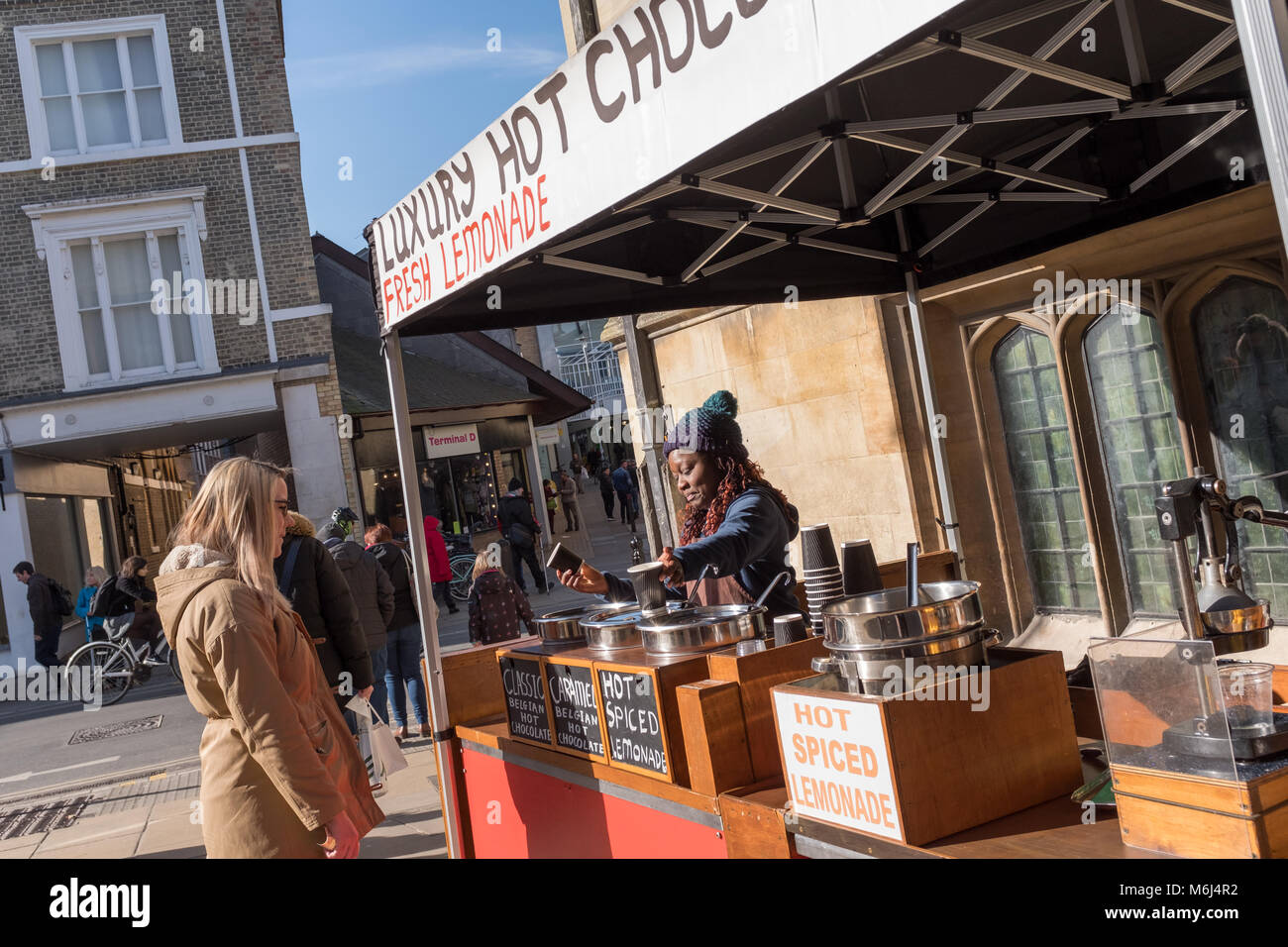 Cioccolata calda di stallo di mercato, Cambridge, Regno Unito Foto Stock